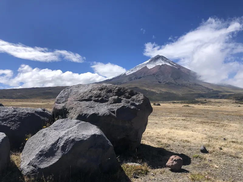 Páramo andino con montañas